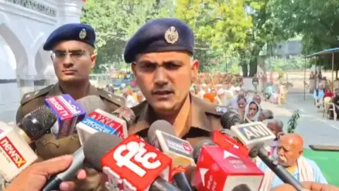latest news subkuz - अलीगढ़ में पुलिस का बड़ा अभियान, 57 लापता हिस्ट्रीशीटर तलाशे; 33 पुलिसकर्मी हुए सम्मानित