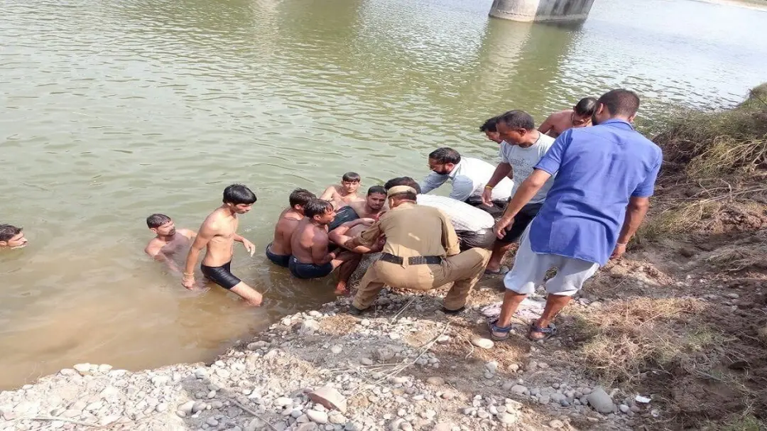 हिमाचल में खड्ड में फंसे राजस्थान के 6 श्रद्धालु, चेतावनी के बावजूद नहाने उतरे; अचानक बढ़ा पानी तो मची अफरा-तफरी