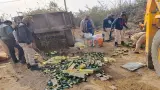 latest news subkuz - बघौल-अटहर रोड पर शराब से भरा ट्रक पलटा, लोगों ने की शराब लूटने की कोशिश पुलिस ने ट्रक जब्त कर शुरू की जांच