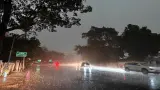latest news subkuz - लखनऊ में आंधी-तूफान के साथ तेज बारिश, दिन में छाया अंधेरा; हवा से उखड़ी होर्डिंग, सड़क किनारे रुके लोग