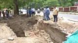 कानपुर में 5 फीट गहरे खुले सीवर में बाइक समेत गिरा डिलीवरी ब्वॉय, CCTV में कैद हुआ खौफनाक हादसा