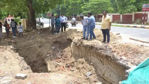 latest news subkuz - कानपुर में 5 फीट गहरे खुले सीवर में बाइक समेत गिरा डिलीवरी ब्वॉय, CCTV में कैद हुआ खौफनाक हादसा