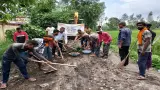 सरकारी व्यवस्था का इंतजार छोड़ ग्रामीणों ने उठाया फावड़ा, आगरा का बुढ़ाना गांव बना मिसाल
