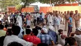 अलीगढ़ में सफाई व्यवस्था ठप, करणी सेना से टकराव के बाद वाल्मीकि समाज ने घेरा थाना; हिरासत में लिए युवकों की रिहाई की मांग
