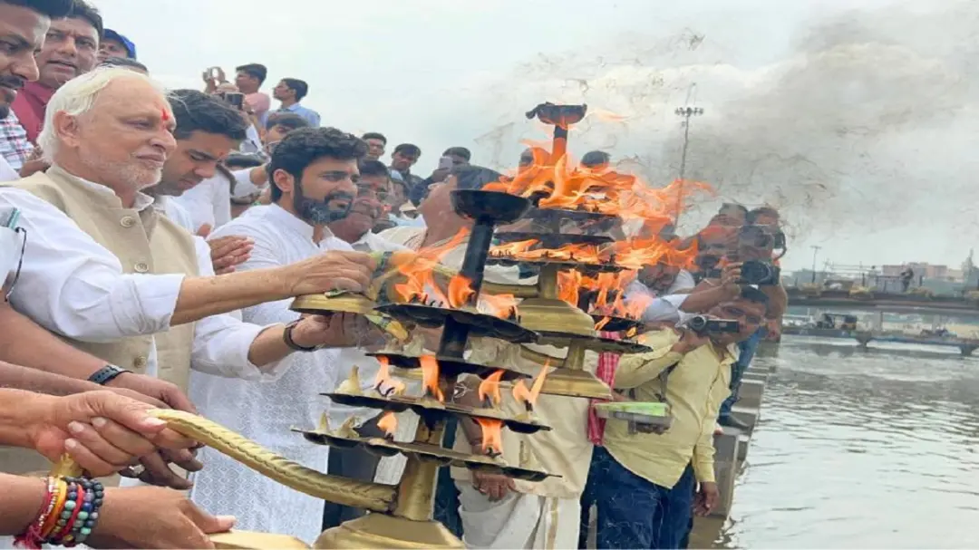 फल्गु के तट पर महाआरती में शामिल हुए कृषि मंत्री: विजय सिन्हा बोले- नकारात्मकता से घिरे हैं तेजस्वी यादव