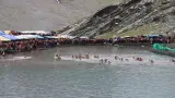 latest news subkuz - मणिमहेश में राधाष्टमी पर बर्फ के बीच शाही स्नान: त्रिलोचन महादेव के वंशज निभाएंगे डल झील तोड़ने की परंपरा