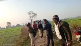 घर के दरवाजे पर सो रहे शख्स की हत्या सिर में मारी 3 गोलियां, भाई बोला लाश नहीं उठने देंगे पुलिस को अवैध संबंध का शक