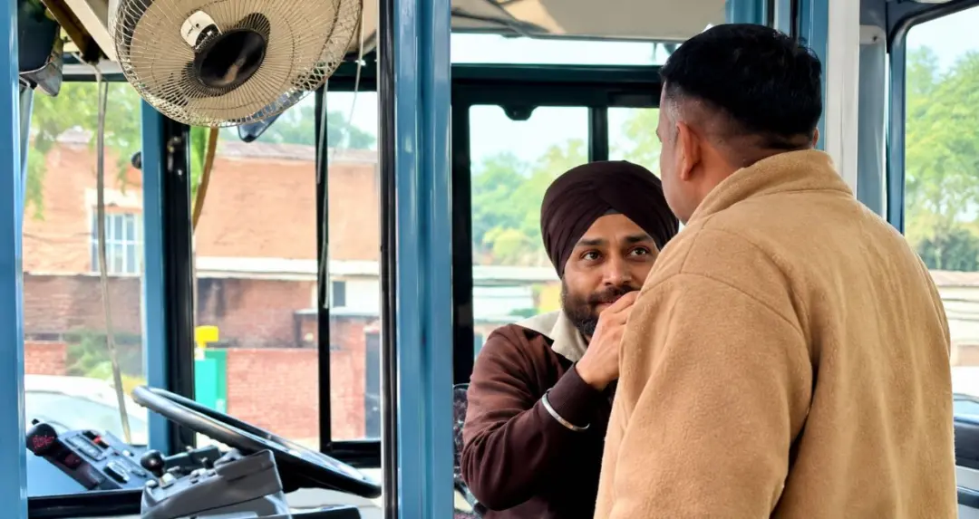 इंग्लैंड में सिख बस ड्राइवर से मारपीट, बस लेकर भागा युवक; कई गाड़ियों को मारी टक्कर