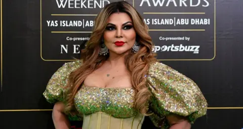 Rakhi Sawant: नमाज पढ़ने के बाद भी नहीं बदली राखी सावंत की ये आदत, बोलीं- 'मैं कपड़े ढंग के नहीं पहनती'