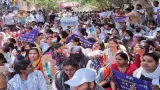 TGT-PGT की पुरानी नियमावली पर अड़े छात्र, शिक्षा निदेशालय में गुजारी रात; DM से संवाद का किया आग्रह