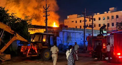 जयपुर के सीतापुरा में मर्सिडीज वर्कशॉप में भीषण आग, 8 कारें जलीं; 10 दमकलों ने 2 घंटे में पाया काबू