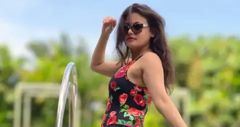 Sneha Ullal: गोवा वेकेशन में स्नेहा उल्लाल का ग्लैमरस अंदाज, मिनी स्कर्ट से पूल लुक तक छाईं
