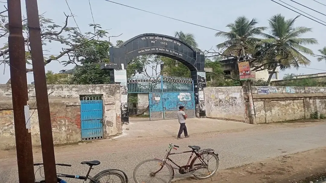भैया मुझे बचा लीजिए ये मेरा दुपट्टा खींच रहे दरभंगा में परीक्षा देने जा रही 10वीं की छात्रा से छेड़छाड़ दो युवक हिरासत में