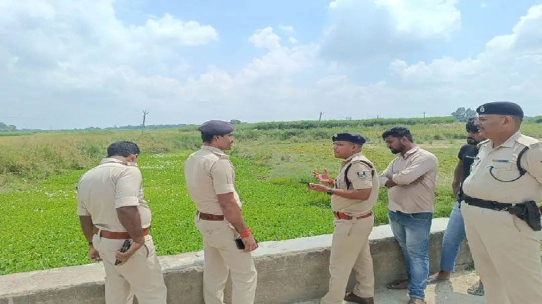 दरभंगा में सड़क किनारे खेत में मिली युवती की लाश: सूट-सलवार पहने लड़की की शिनाख्त की कोशिश जारी