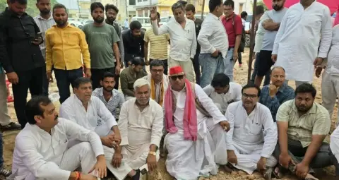 अयोध्या में बुलडोजर कार्रवाई के विरोध में अनशन पर बैठे सपा सांसद अवधेश प्रसाद