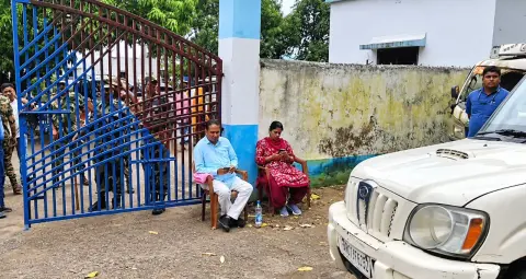 घर से कुर्सी लाकर थाने के बाहर धरने पर बैठे हुमायूं कबीर, पुलिस पर लगाए गंभीर आरोप