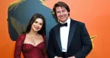 Avneet Kaur at Digger Premiere: 24 साल की अवनीत कौर ने Tom Cruise संग दिए पोज, रेड गाउन में दिखीं ग्लैमरस