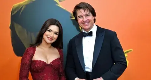 Avneet Kaur at Digger Premiere: 24 साल की अवनीत कौर ने Tom Cruise संग दिए पोज, रेड गाउन में दिखीं ग्लैमरस