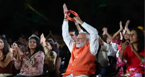 PM Modi Bhajan Clubbing: दिल्ली में भजन क्लबिंग कार्यक्रम में शामिल हुए प्रधानमंत्री मोदी, बजाई डफली और लगाए ताल