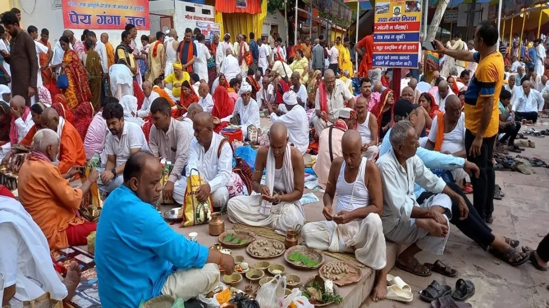 गयाजी में पितृपक्ष शुरू, फल्गु तट पर जलांजलि और पिंडदान; देवघाट से विष्णुपद तक श्रद्धालुओं की भीड़