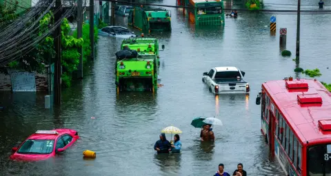 बैंकॉक में बाढ़ से हालात बिगड़े, 50 जिलों में इमरजेंसी; सड़कें बनीं दरिया, PM अनुटिन लंदन दौरा छोड़कर लौटे