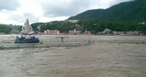 उत्तराखंड में भारी बारिश से ऋषिकेश में गंगा चेतावनी रेखा के पार, घाटों से हटाए गए श्रद्धालु