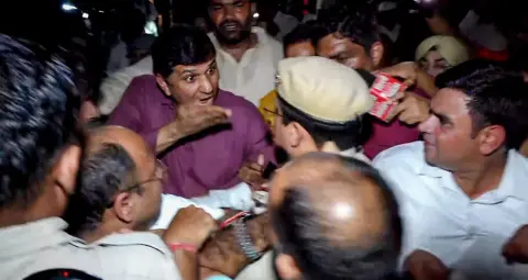 दिल्ली में AAP का प्रदर्शन, PWD मंत्री पर FIR की मांग; सौरभ भारद्वाज हिरासत में