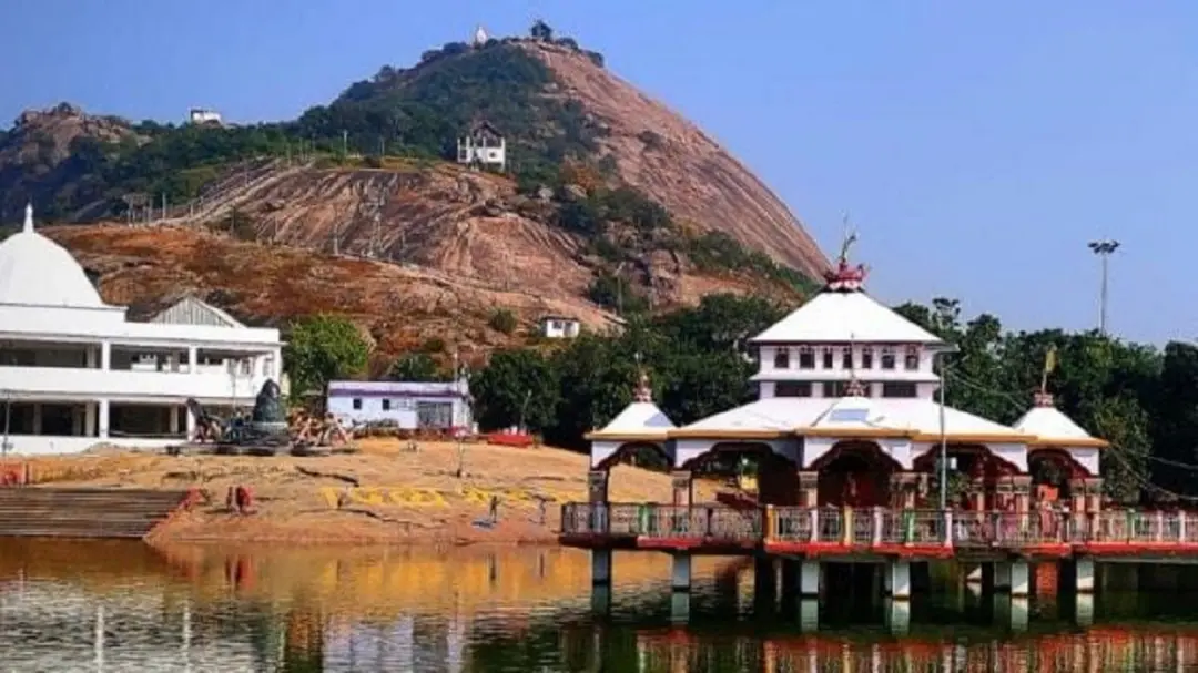 मंदार छेड़खानी केस में आरोपितों पर फूटा लोगों का गुस्सा अस्पताल में मेडिकल जांच के दौरान जड़े थप्पड़