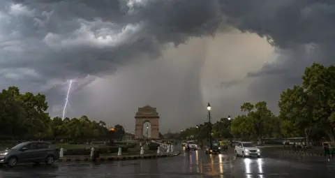 latest news subkuz - Weather Update: आज 23 राज्यों में भारी बारिश का अलर्ट, 80 KM की रफ्तार से चलेंगी हवाएं
