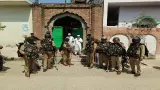मेरठ में मस्जिद के बाहर हनुमान चालीसा पाठ के ऐलान से हाई अलर्ट केसरगंज में भारी पुलिस बल तैनात, PAC भी बुलाई गई