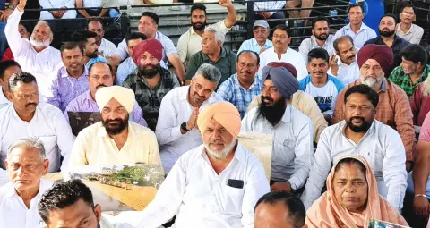 जालंधर में बावा हैनरी का प्रदर्शन, सीवरेज और टूटी सड़कों को लेकर नगर निगम पर सवाल