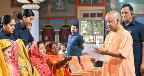 गोरखपुर जनता दर्शन में सीएम योगी ने सुनीं 150 लोगों की समस्याएं, अधिकारियों को दिए निर्देश