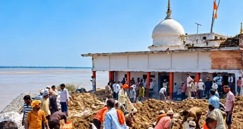 उत्तर प्रदेश में नदियां उफान पर, 1100 साल पुराने मंदिर पर खतरा, 7 जिलों में बारिश का अलर्ट