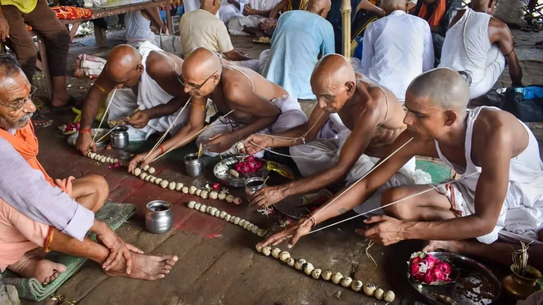 जिस उम्र में पिता का हाथ थामना था उसी उम्र में किया पिंडदान गयाजी में भावुक कर गया 10 साल का ऋषि
