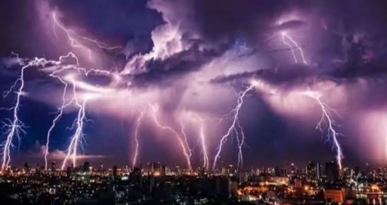 IMD Weather Alert: বাংলায় ফের জোড়া নিম্নচাপের প্রভাব! কলকাতা থেকে দুর্গাপুর, শিলিগুড়ি থেকে মালদা—কোথায় কবে ভারী বৃষ্টি?