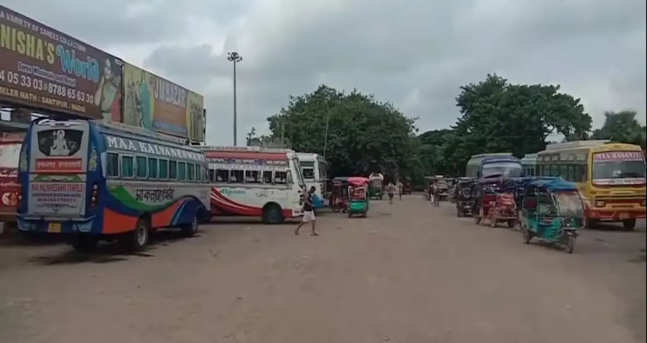 Nadia Bus Strike: নদিয়ায় অনির্দিষ্টকালের বাস ধর্মঘট! ৪০০-র বেশি বাস বন্ধ, চরম ভোগান্তিতে নিত্যযাত্রীরা
