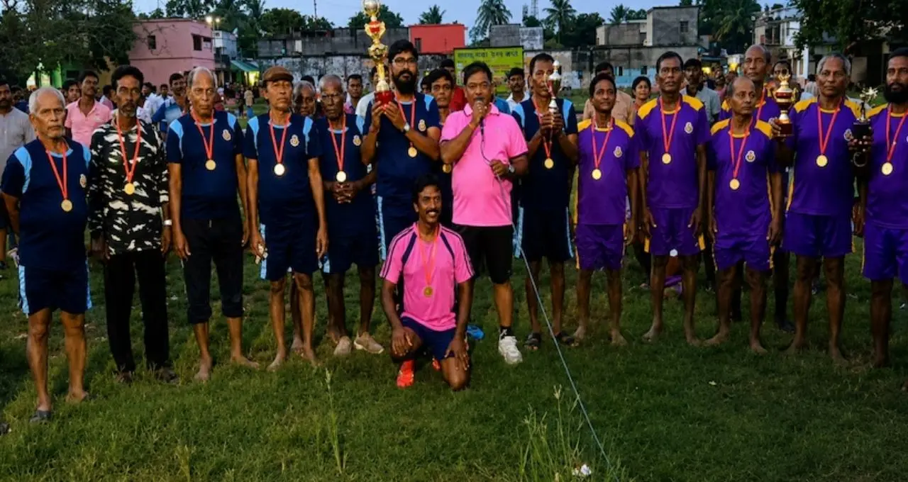 Senior Citizen Football Tournament: ষাট পেরিয়েও মাঠে তারুণ্যের ছোঁয়া! জমজমাট ফুটবল লড়াইয়ে শেষ হাসি হাসল কোন দল?
