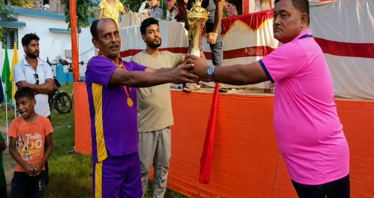 Senior Citizen Football Tournament: ষাট পেরিয়েও মাঠে তারুণ্যের ছোঁয়া! জমজমাট ফুটবল লড়াইয়ে শেষ হাসি হাসল কোন দল?
