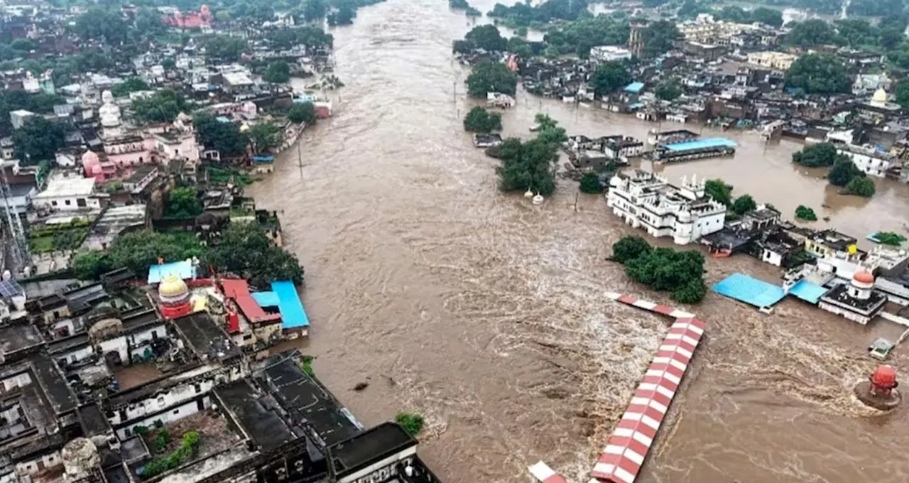 सतना आणि चित्रकूटमध्ये मुसळधार पावसाने पूरस्थिती, 36 गावांना सतर्कतेचा इशारा