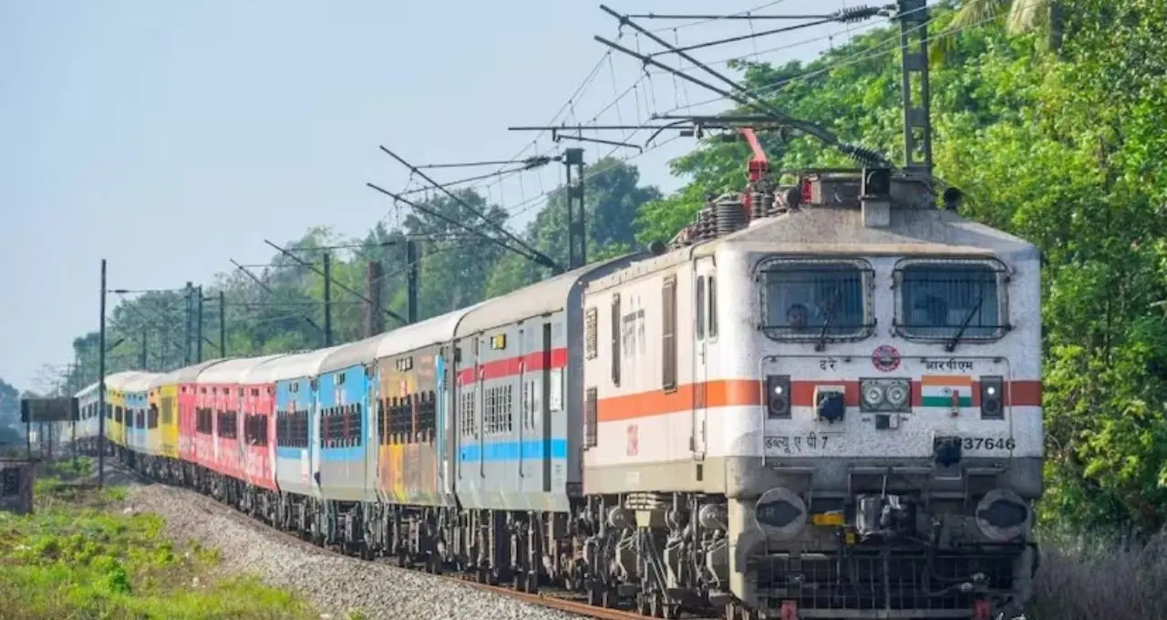 Indian Railways New Rules: ট্রেনে এই কাজ করলেই দিতে হতে পারে ১০০০ টাকা জরিমানা! নতুন নিয়মে যাত্রীদের জন্য কড়া বার্তা
