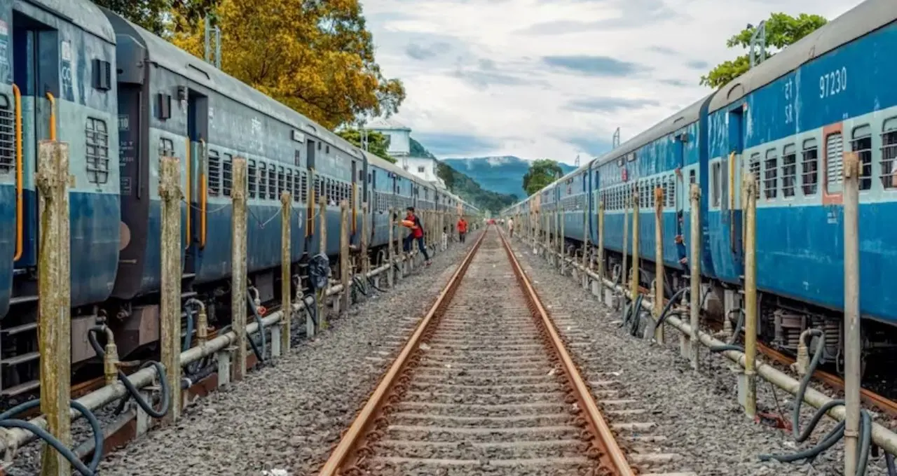 Indian Railways New Rules: ট্রেনে এই কাজ করলেই দিতে হতে পারে ১০০০ টাকা জরিমানা! নতুন নিয়মে যাত্রীদের জন্য কড়া বার্তা
