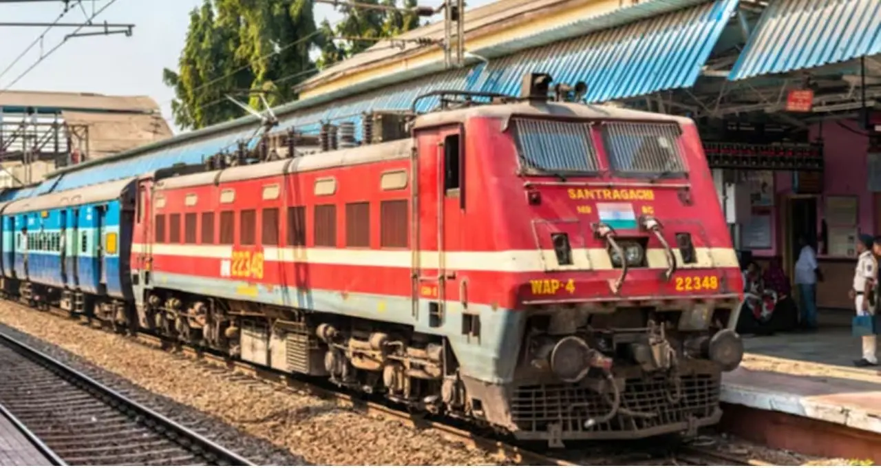 Indian Railways New Rules: ট্রেনে এই কাজ করলেই দিতে হতে পারে ১০০০ টাকা জরিমানা! নতুন নিয়মে যাত্রীদের জন্য কড়া বার্তা
