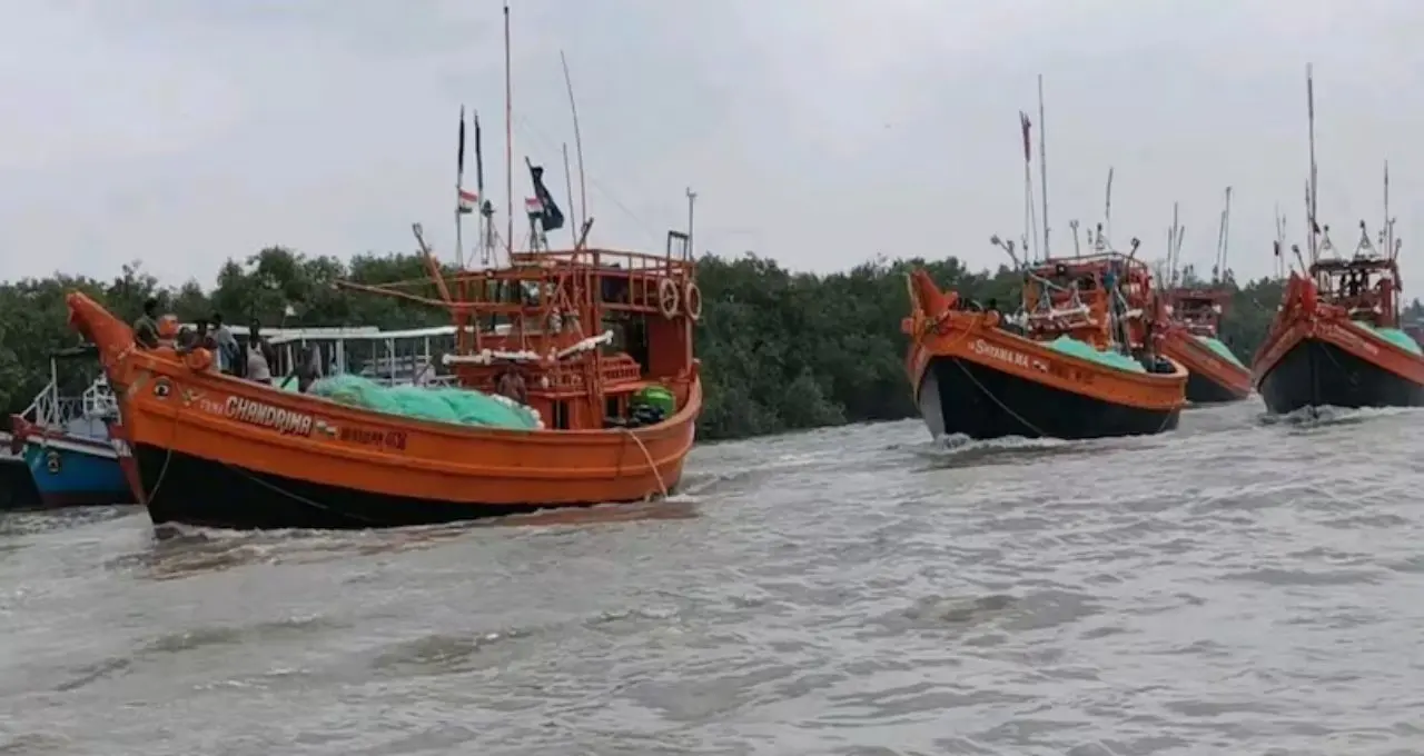 Low Pressure Fishermen Alert: সাগরে ফের চোখ রাঙাচ্ছে নিম্নচাপ! ৬০ কিমি বেগে ঝোড়ো হাওয়ার আশঙ্কা, মৎস্যজীবীদের জন্য বড় সতর্কবার্তা
