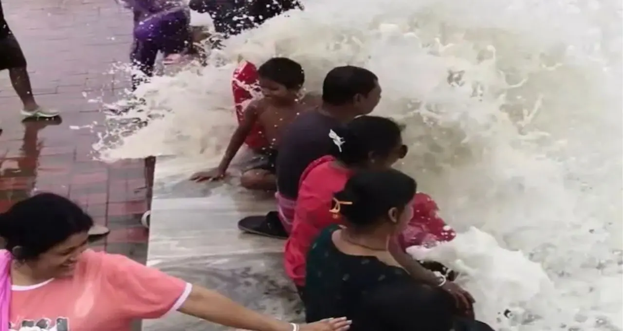 Digha Sea Beach: নিম্নচাপের জেরে উত্তাল দিঘার সমুদ্র, গার্ডওয়ালে আছড়ে পড়ছে বিশাল ঢেউ! স্নান বন্ধ, তবু ভিড় পর্যটকদের
