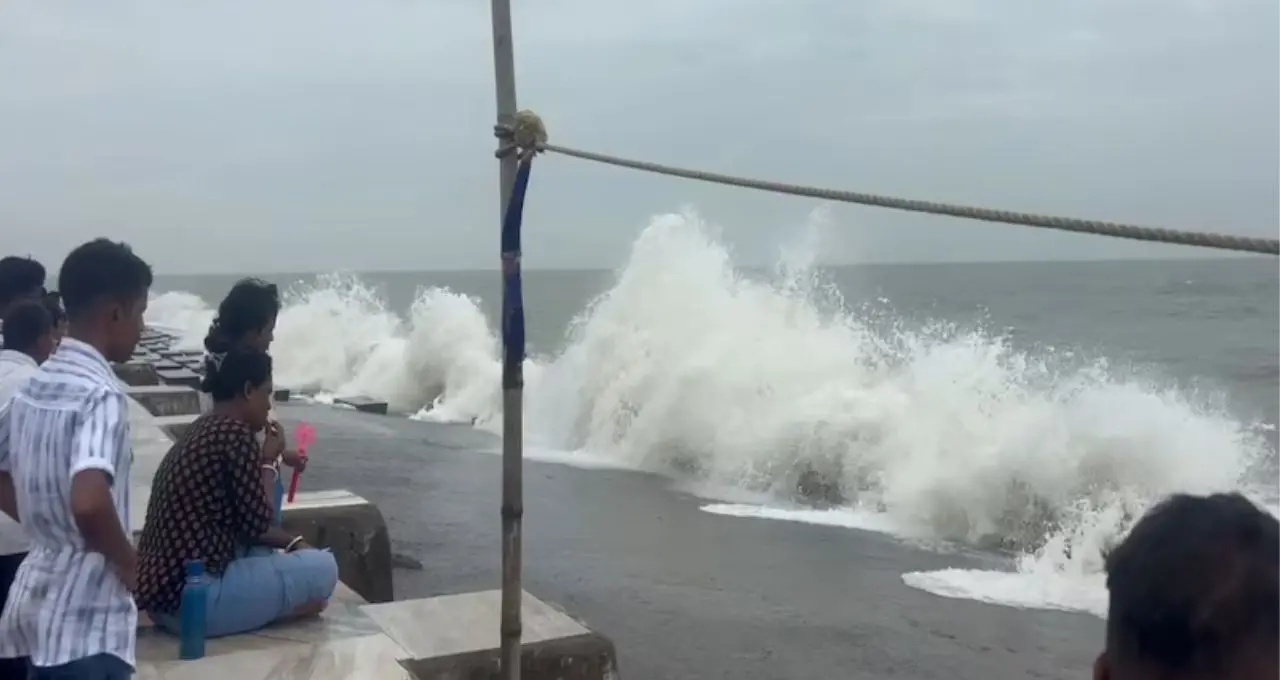 Digha Sea Beach: নিম্নচাপের জেরে উত্তাল দিঘার সমুদ্র, গার্ডওয়ালে আছড়ে পড়ছে বিশাল ঢেউ! স্নান বন্ধ, তবু ভিড় পর্যটকদের
