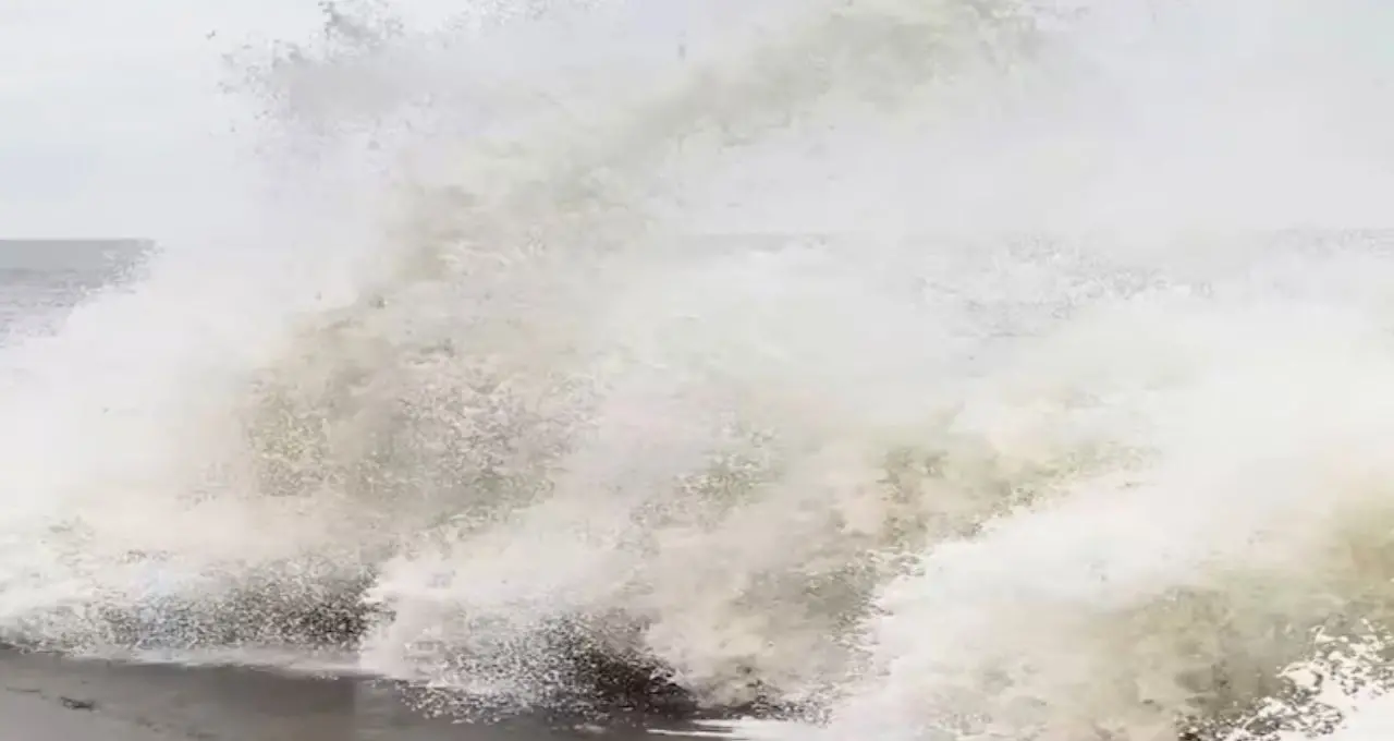 Digha Sea Beach: নিম্নচাপের জেরে উত্তাল দিঘার সমুদ্র, গার্ডওয়ালে আছড়ে পড়ছে বিশাল ঢেউ! স্নান বন্ধ, তবু ভিড় পর্যটকদের

