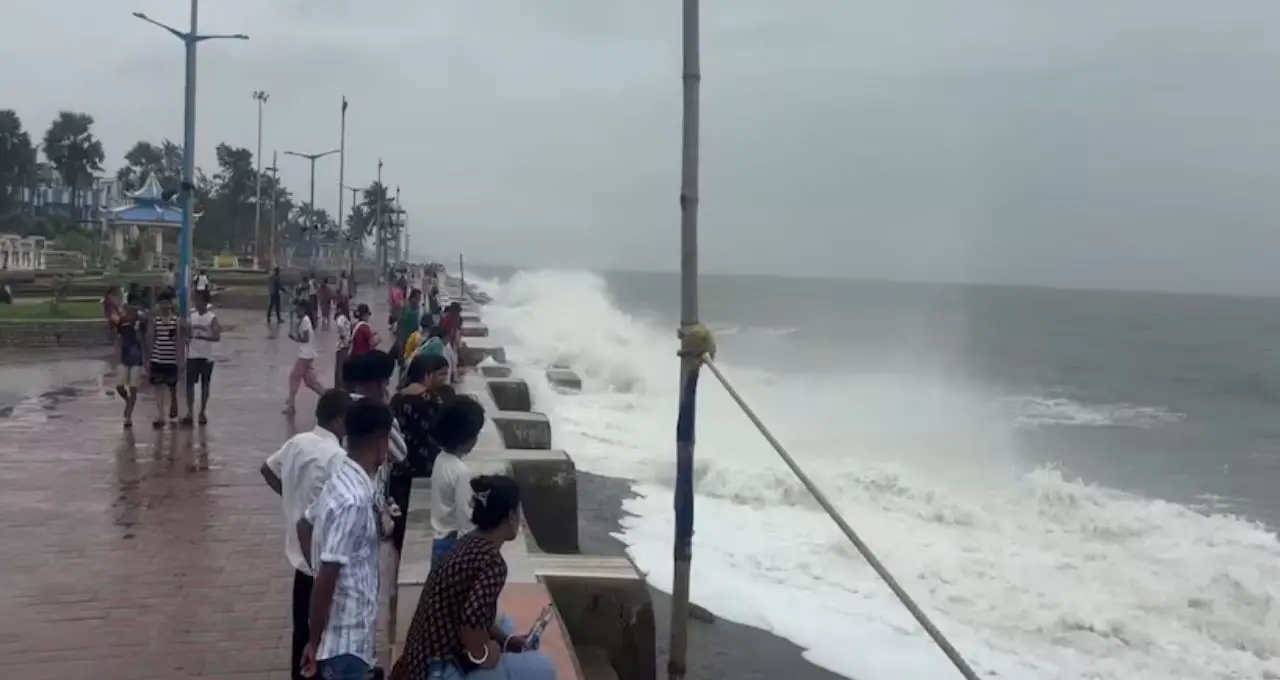 Digha Sea Beach: নিম্নচাপের জেরে উত্তাল দিঘার সমুদ্র, গার্ডওয়ালে আছড়ে পড়ছে বিশাল ঢেউ! স্নান বন্ধ, তবু ভিড় পর্যটকদের
