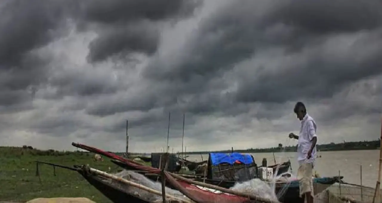 Weather Update: জোড়া নিম্নচাপের দাপট! ৫০ কিমি বেগে ঝোড়ো হাওয়া, ভারী বৃষ্টিতে ভাসতে পারে একাধিক জেলা, পাহাড়ে ধসের আশঙ্কা
