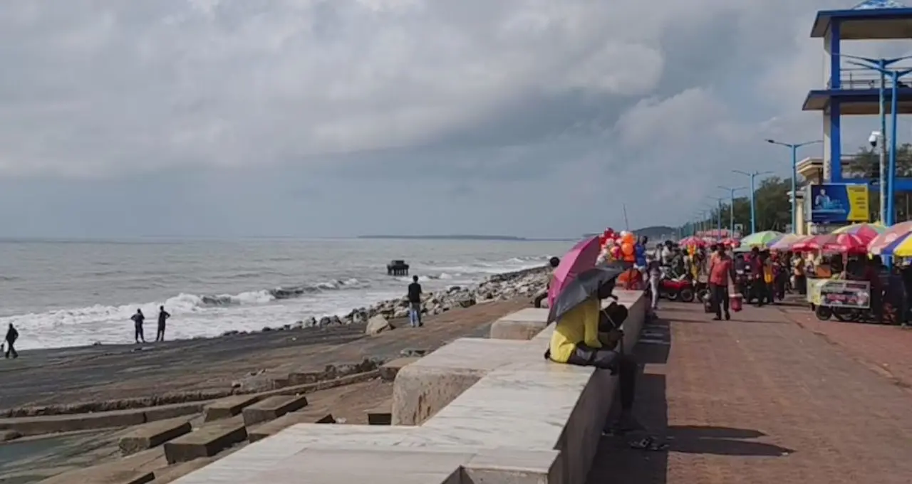 Weather Update: জোড়া নিম্নচাপের দাপট! ৫০ কিমি বেগে ঝোড়ো হাওয়া, ভারী বৃষ্টিতে ভাসতে পারে একাধিক জেলা, পাহাড়ে ধসের আশঙ্কা
