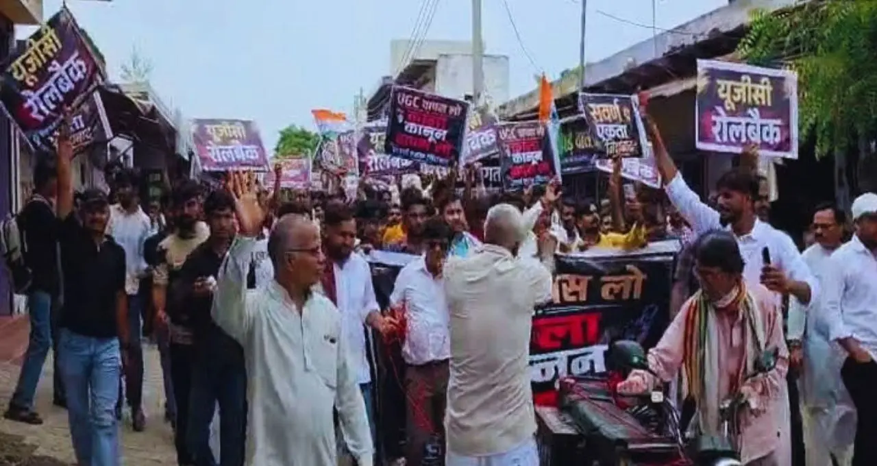 आगरा में UGC विरोध पर हंगामा, पुलिस से तकरार के बाद कानपुर हाईवे पर लगा जाम